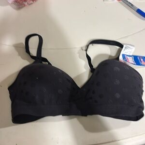🌸NWT Hanes Black Wireless Bra with Adjustable Straps and Wide Underb…